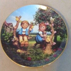 M.J.Hummel Little Companions 1989 "Apple Tree Boy & Girl" Collectible Plate